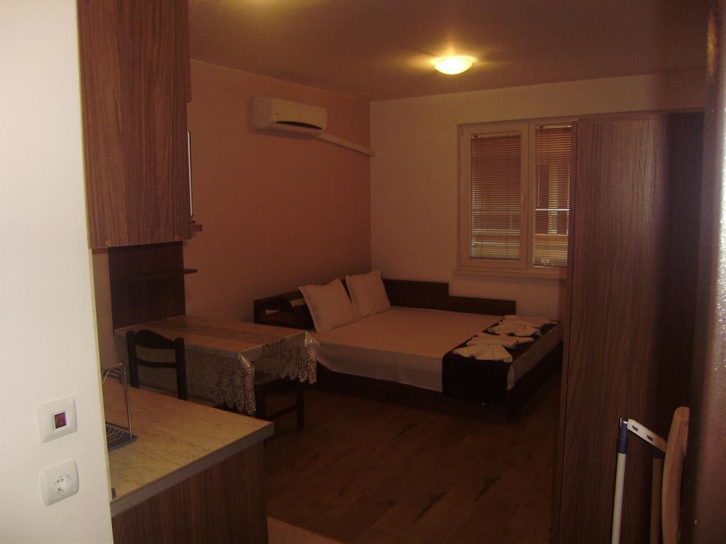 Apartments Vesi And Gery Pomorie Habitación foto